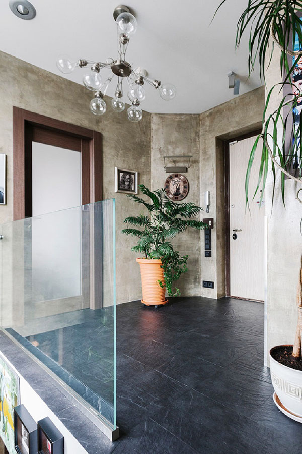 Mitya Fomin a montré un étrange réaménagement de son luxueux appartement à deux étages