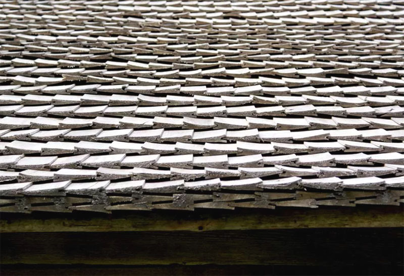 אגב, בימים עברו הונחו על הגג רעפים בשלוש שכבות – " פאי" כזה הבטיח הגנה מפני נזילות.