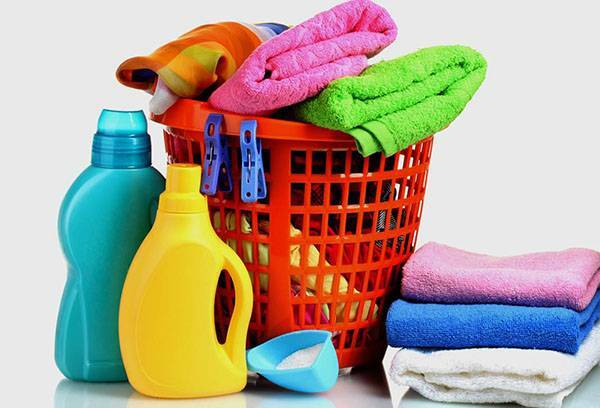 Tvätta handdukar: hur man tar bort fläckar, håller vithet och mjukhet?