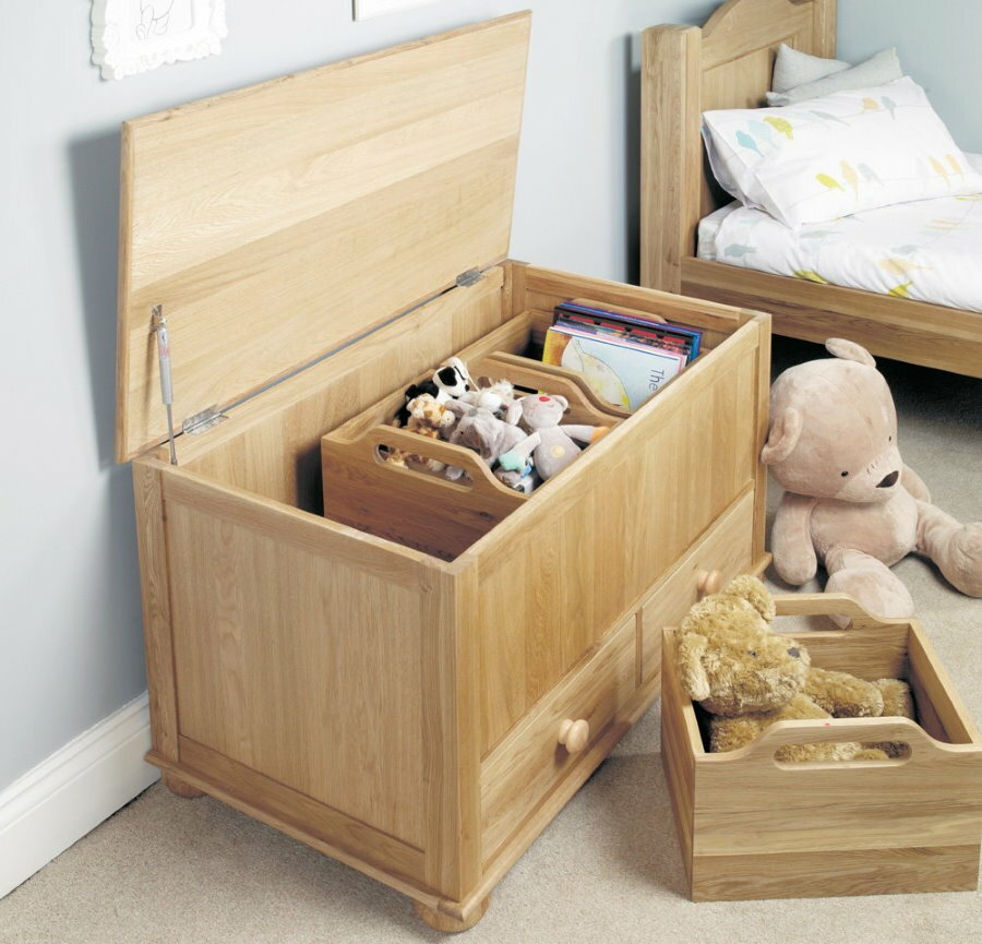 Massief houten kist voor babykleding en speelgoed