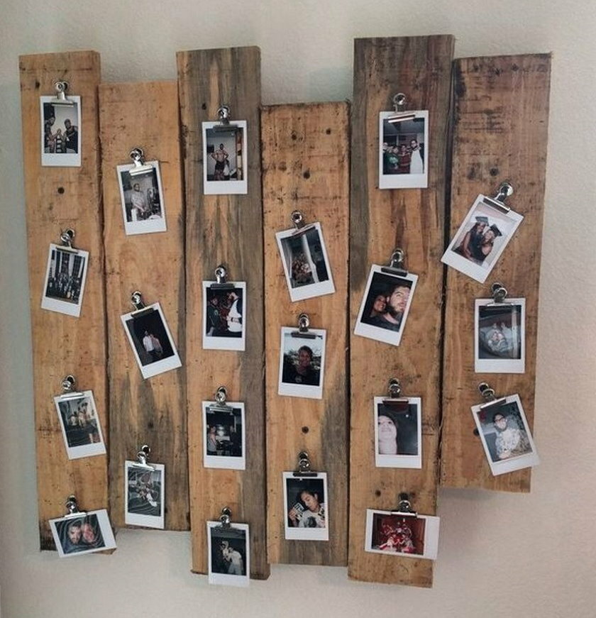 Panneau décoratif composé de planches avec des photographies de petite taille