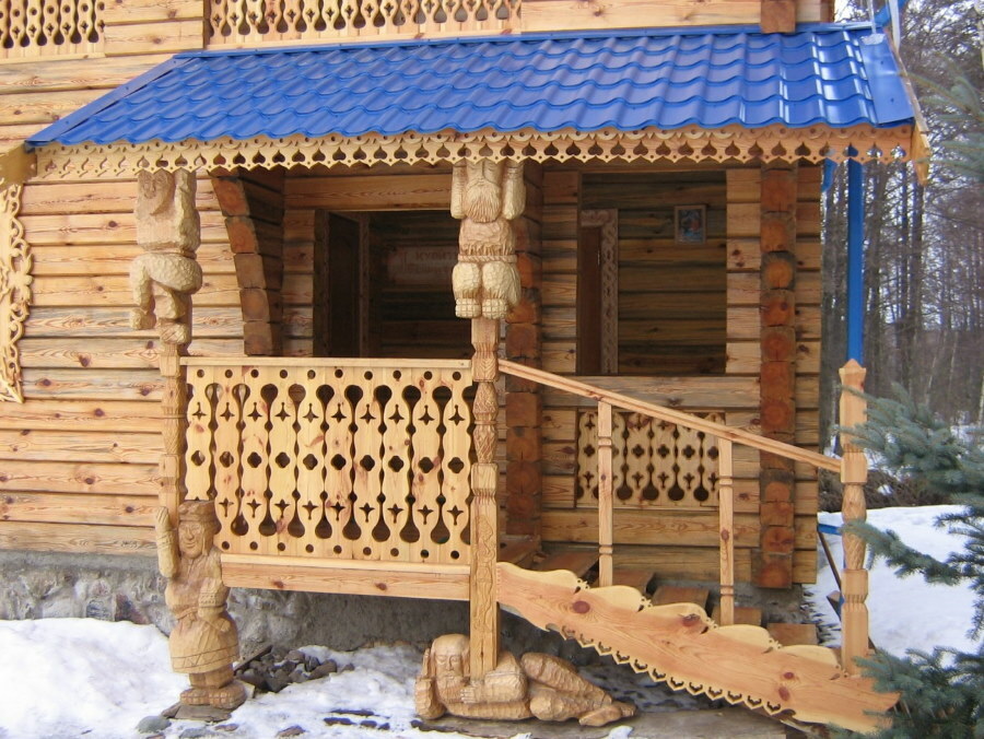 מרפסת בית עץ עם חופה