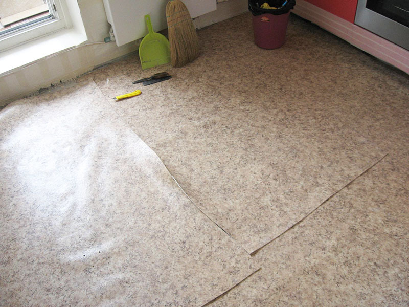 Sådan glattes linoleum på gulvet