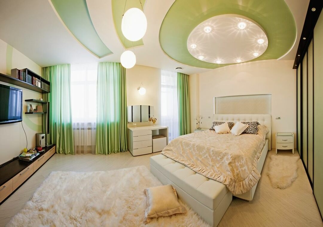 Zielone wstawki na suficie sypialni