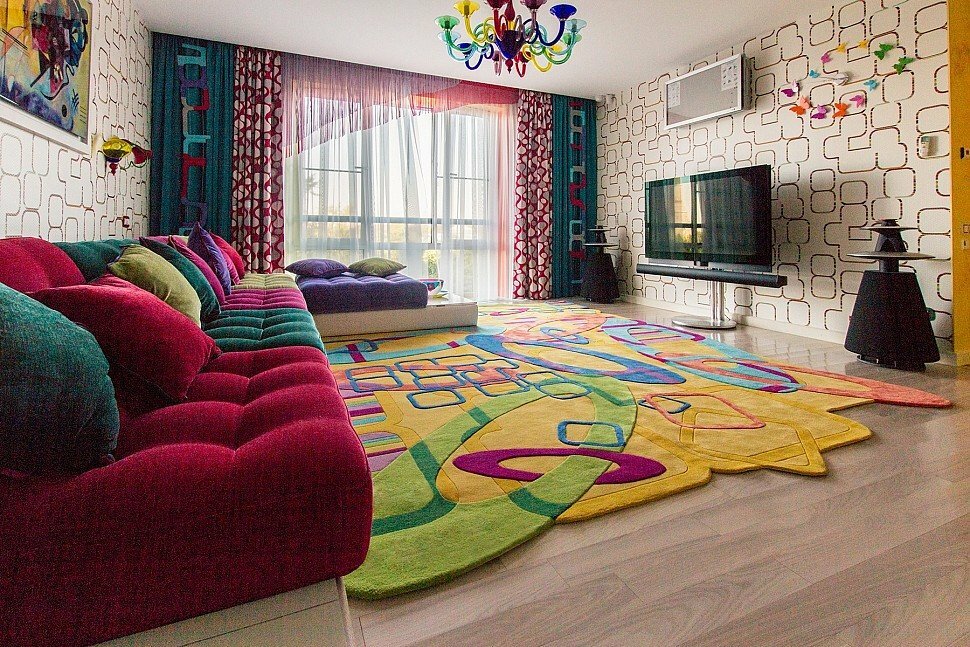 Neobvyklý koberec v interiéri obývačky