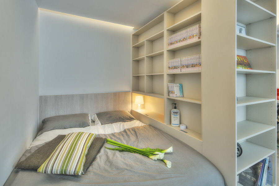 Guļamvieta aiz plaukta studijas tipa dzīvoklī