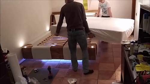 Beratung von einem Schreiner - Herstellung luxuriösen Bett aus Holz