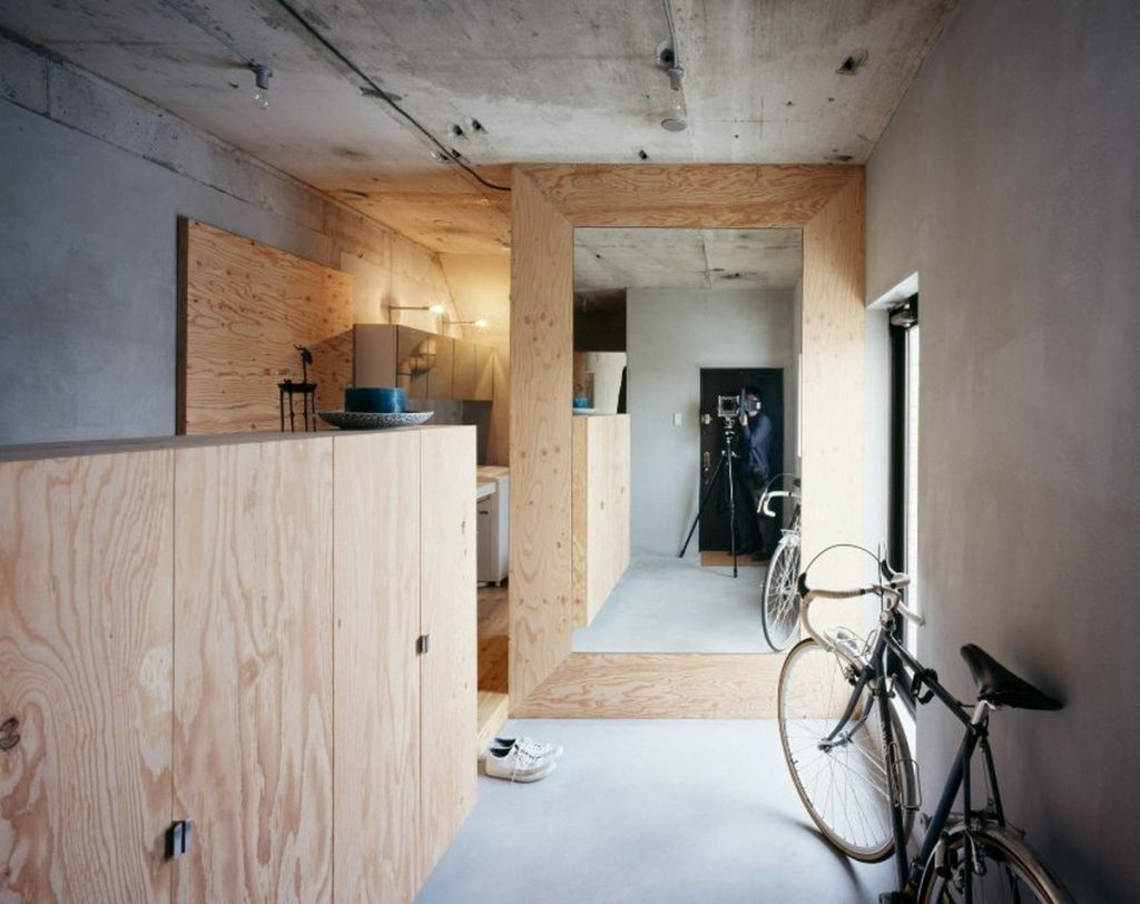 Superfície de teto cinza no corredor com bicicleta