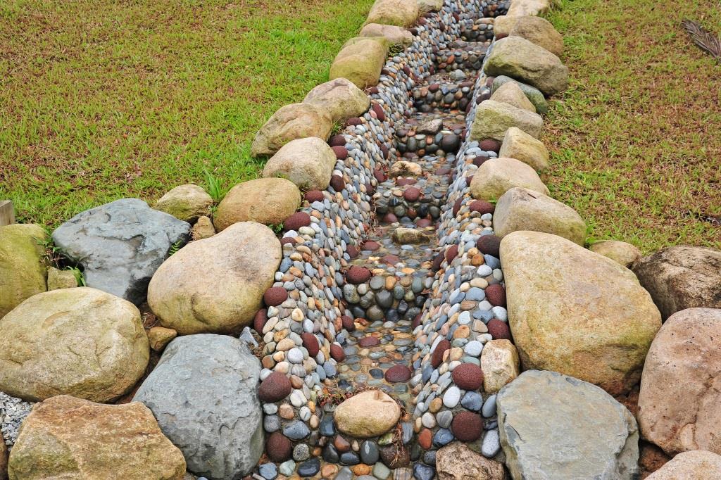 Drainage system with stones