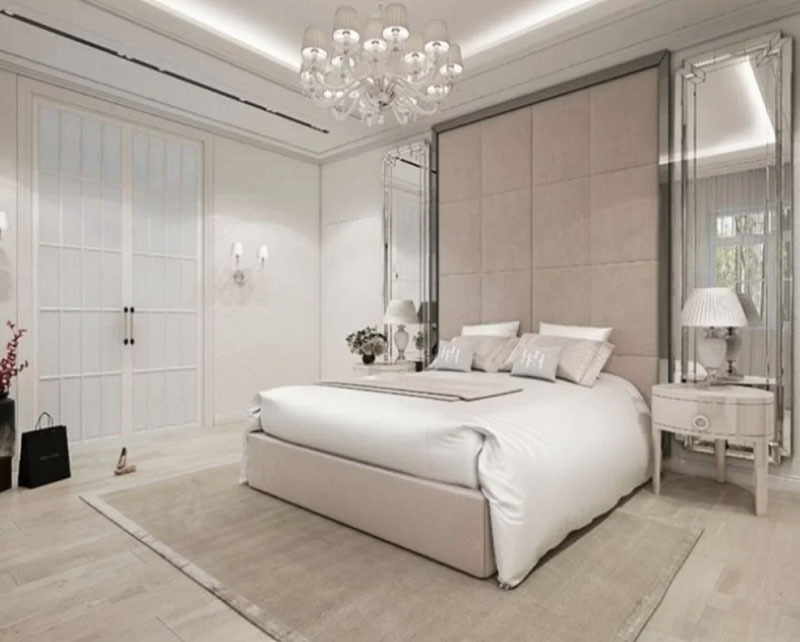 Las puertas dobles del dormitorio están decoradas con inserciones de vidrio esmerilado blanco.
