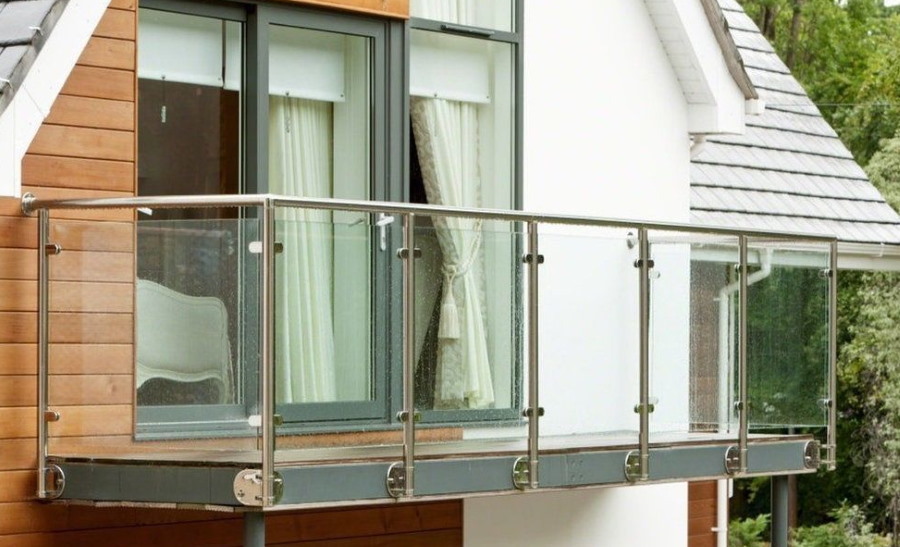 Glazen balustrade op een hangend balkon op zolder