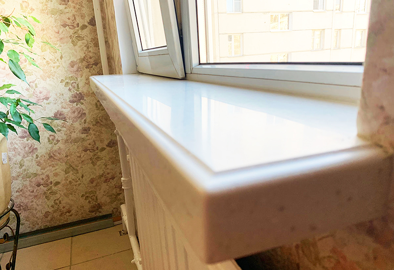 Um peitoril de janela de pedra artificial com uma linda borda ondulada certamente vai decorar sua cozinha ou sala de estar.
