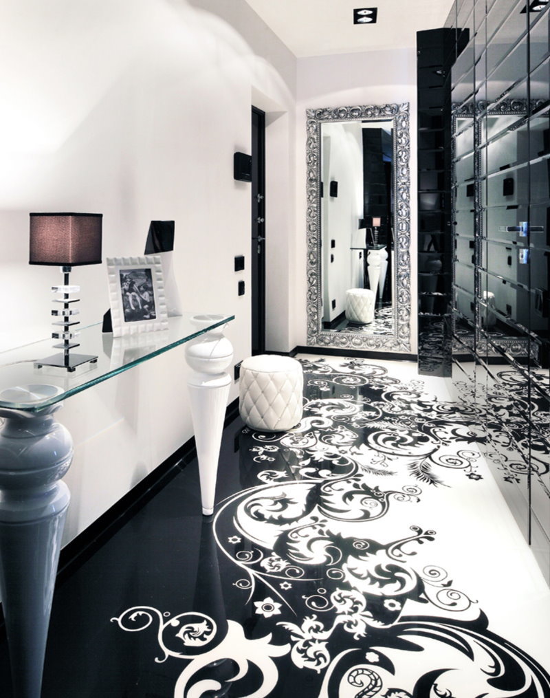 Black-and-white podlaha výplň na chodbe typu apartmánu
