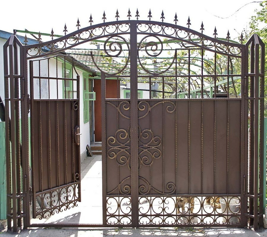 Metalliset portit sisäänrakennetulla portilla