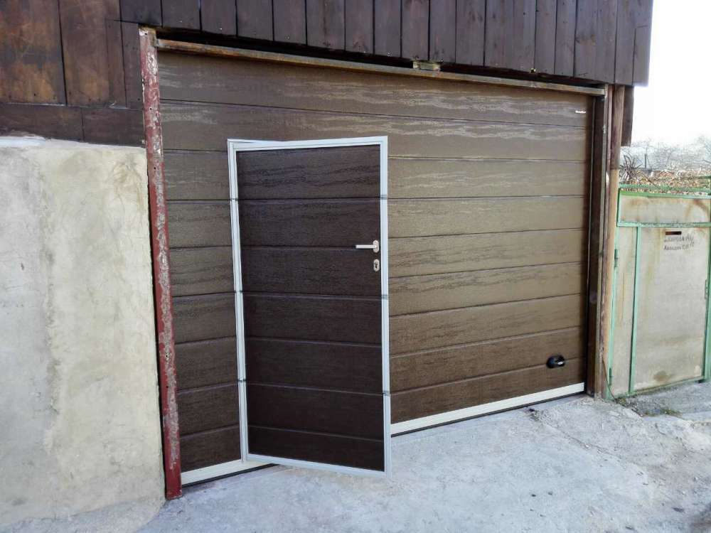 Sekcijinės durys su įmontuotomis vartelėmis