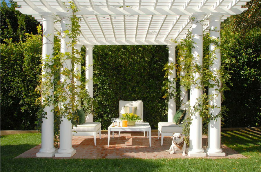 Kombine malzemelerden yapılmış pergolalı bir veranda için beyaz mobilyalar