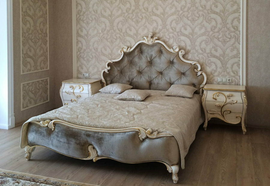 Klasična notranjost spalnice z nočnimi omaricami