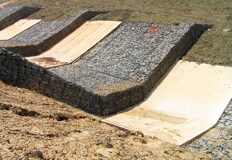 Mattress construction for strengthening the bottom and slopes of canals
