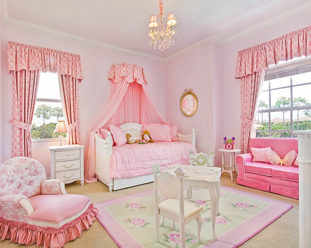 Jasny dywan w pokoju dziewczynek