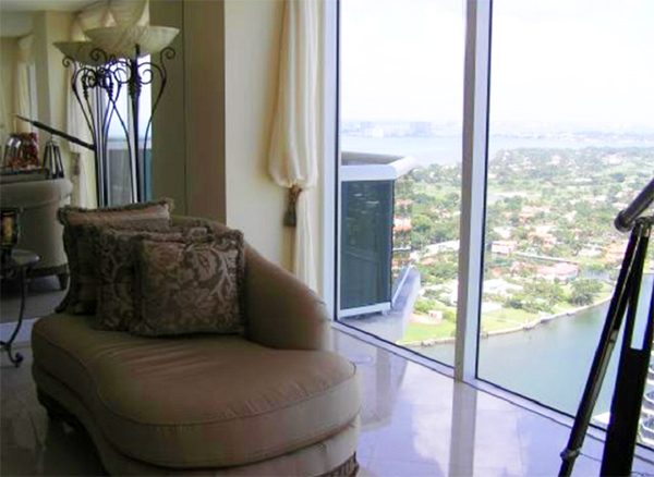 Neuvěřitelné pobřeží můžete sledovat při sezení na pohodlné pohovce poblíž panoramatického okna