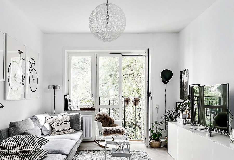 Wit balkonblok in een lichte woonkamer