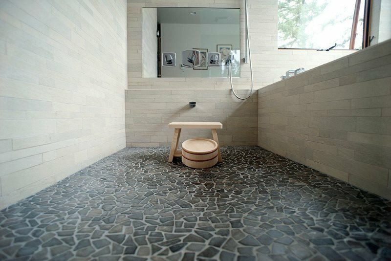 Kamienne płytki o swobodnym kształcie na podłodze w łazience