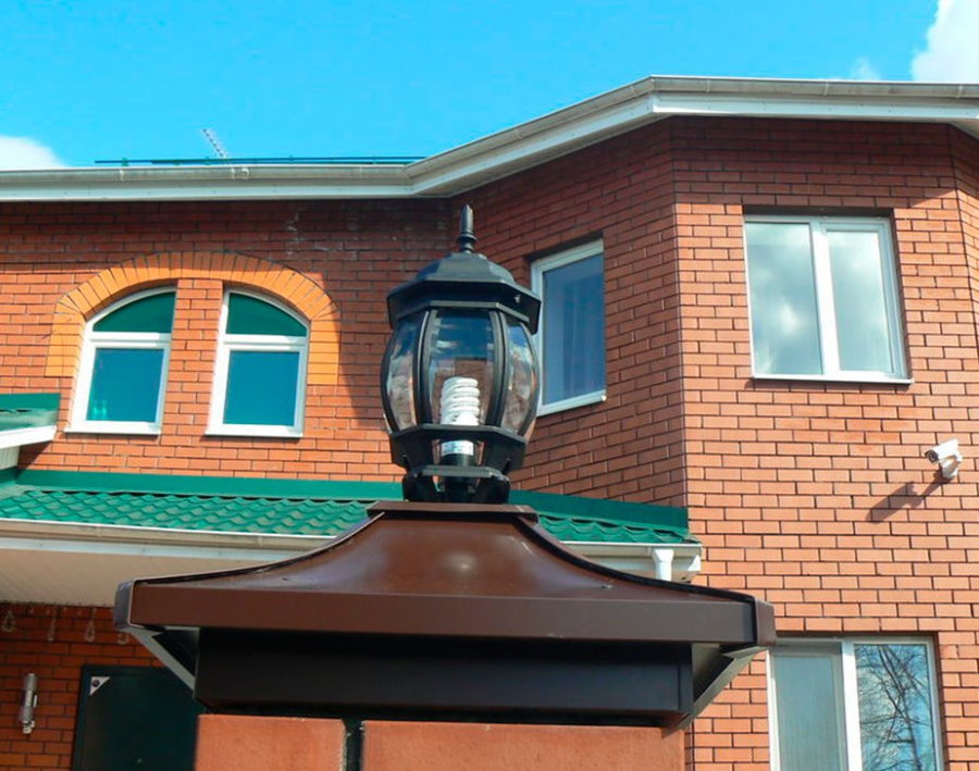Záhradná lampa na tehlovej stĺpiku