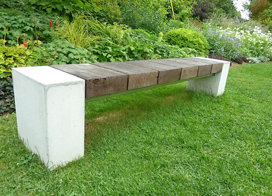 záhradná lavička z dreva a kameňa