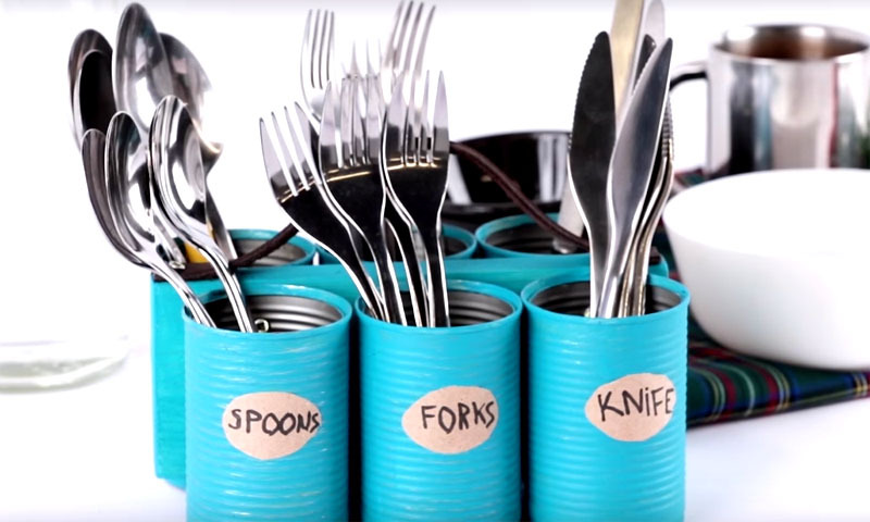 Você pode decorar os potes com inscrições ou decupagem, como quiser. Nesse organizador, você pode colocar chá e colheres de sopa, garfos e facas.