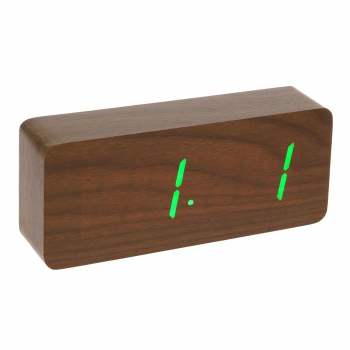 Despertador electrónico de sobremesa rectangular, color wengué, números verdes, toma de corriente, 21 x 5 x 9 cm