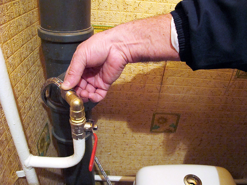 Nie zapomnij wyłączyć wody podczas instalacji zbiornika