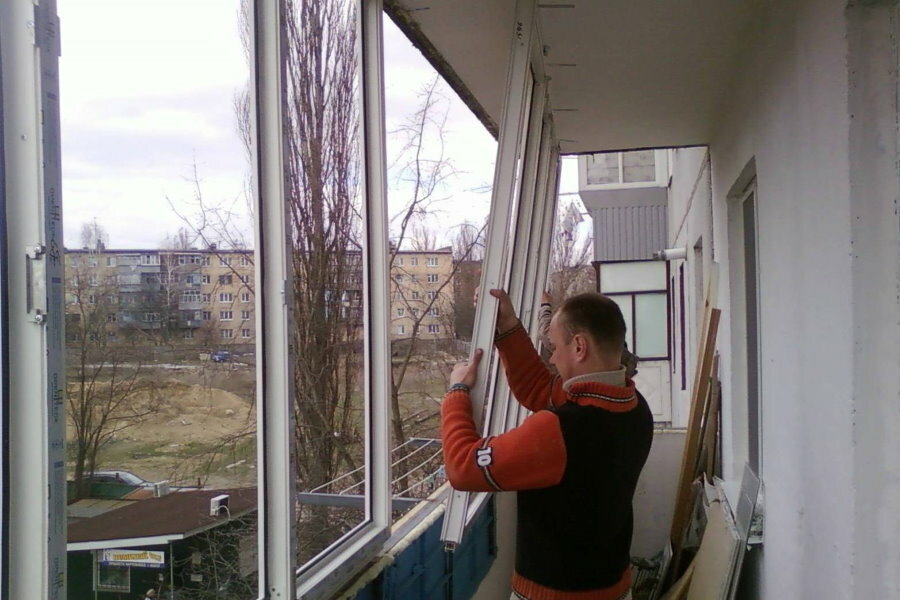 Petit vitrage de balcon avec fenêtres PVC