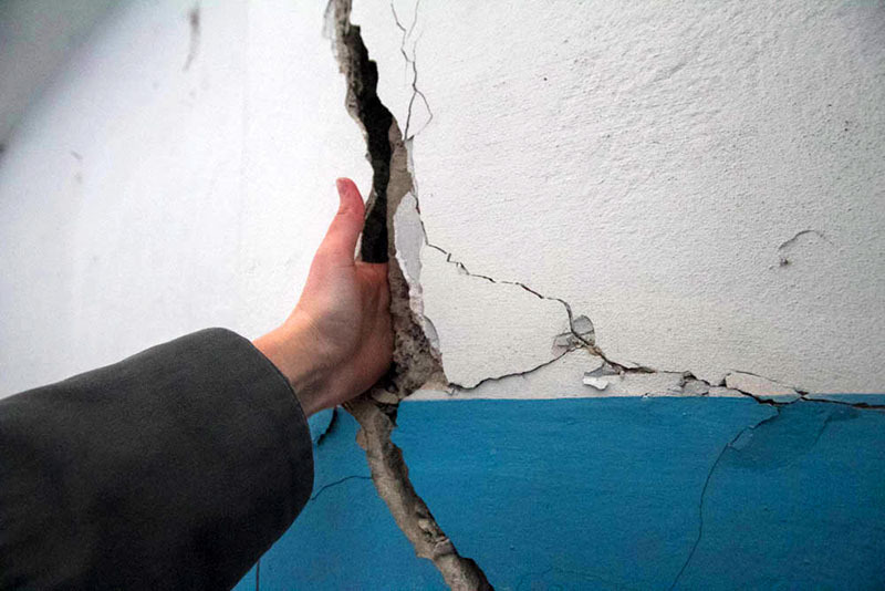 Comment et comment réparer une fissure dans le mur