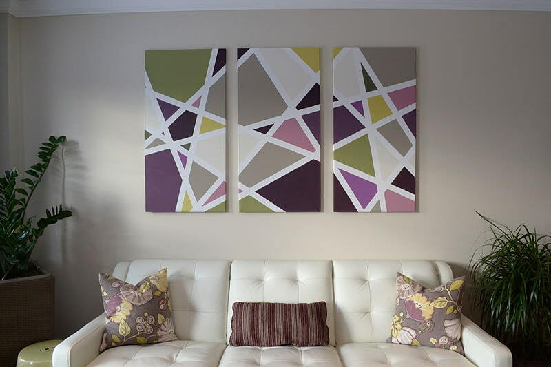 Placera modulära målningar över en ljus soffa