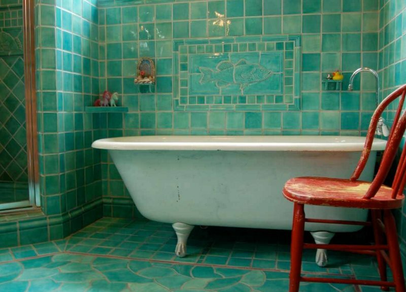 Turkos golvplattor i ett retro badrum