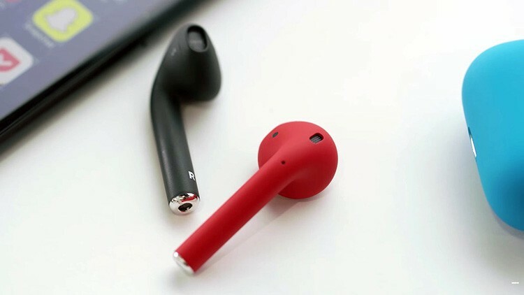 Bei einem eingehenden Anruf wird der Klingelton sowohl auf dem Smartphone als auch in den Kopfhörern abgespielt.