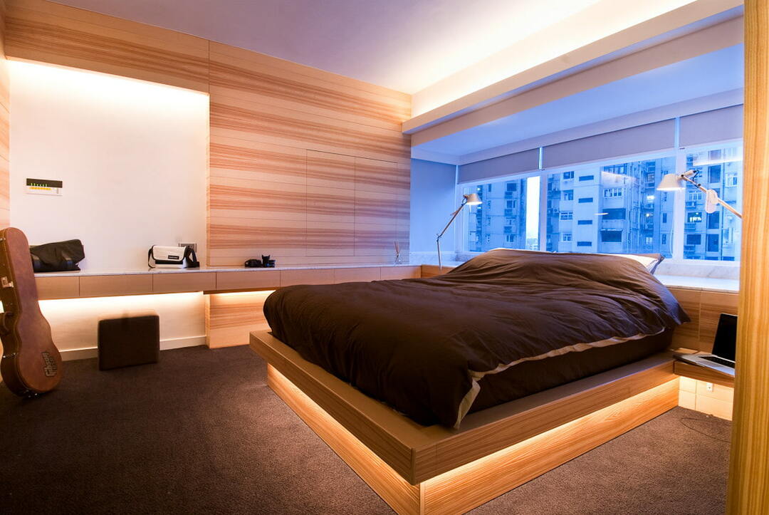 Ampla cama de pódio com iluminação na parte inferior