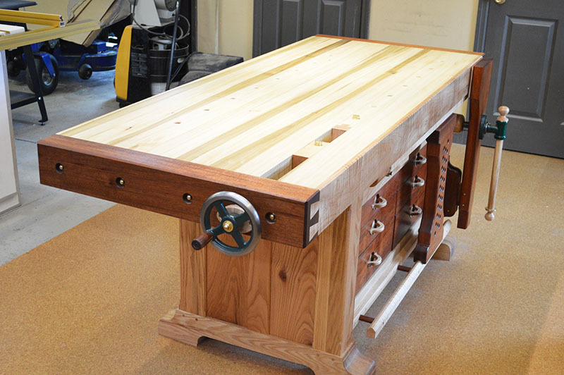 Stalių darbo staliukai dažniausiai gaminami iš tankios medienos rūšių: buko arba ąžuolo