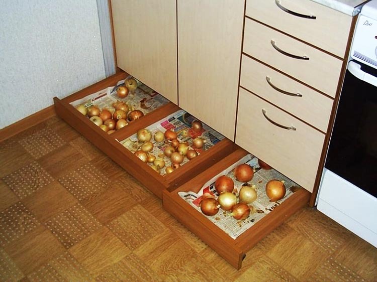 C'est ainsi que vous pouvez trouver beaucoup d'espace de rangement avec des tiroirs plats ordinaires, y compris sous l'évier.