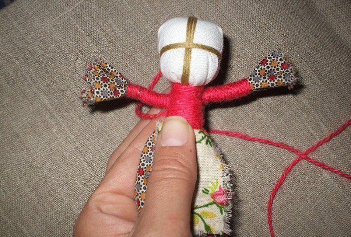 Puppe Motanka: Spielzeug und Ward mit seinen eigenen Händen