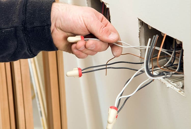  Verdeckte elektrische Leitungen können sowohl in Nuten als auch in speziellen Kanälen in Sockelleisten versteckt werden