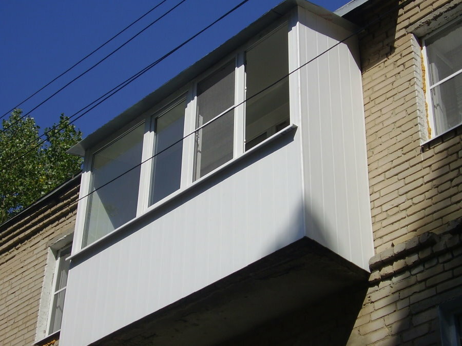Foto van de buitenbekleding van het balkon met kunststof panelen