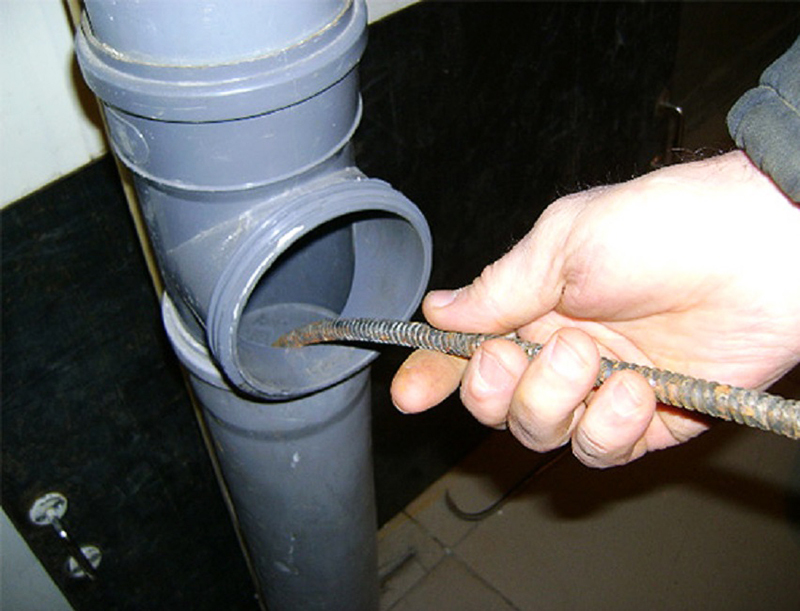 Pulizia del tubo con un cavo attraverso il portello