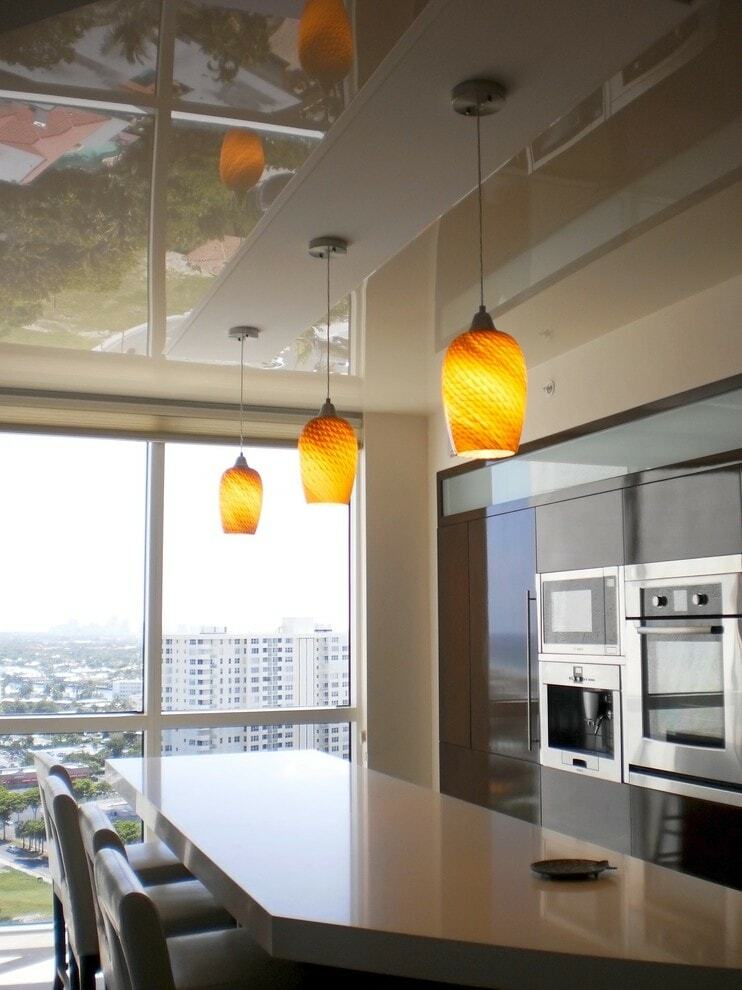 מנורת תליון במטבח עם חלון פנורמי
