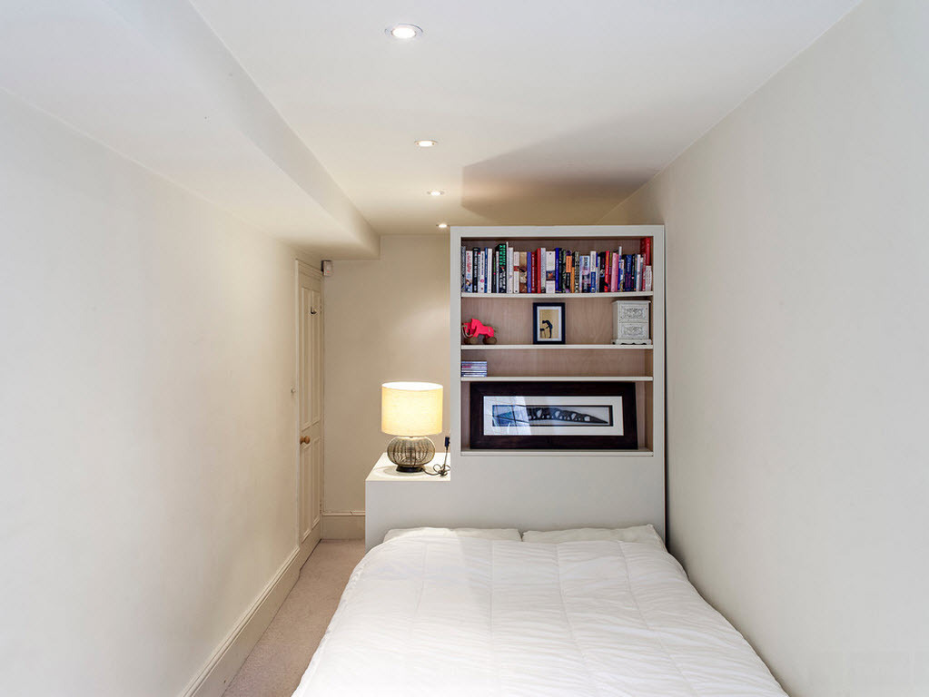 Beyaz duvarlı küçük yatak odası