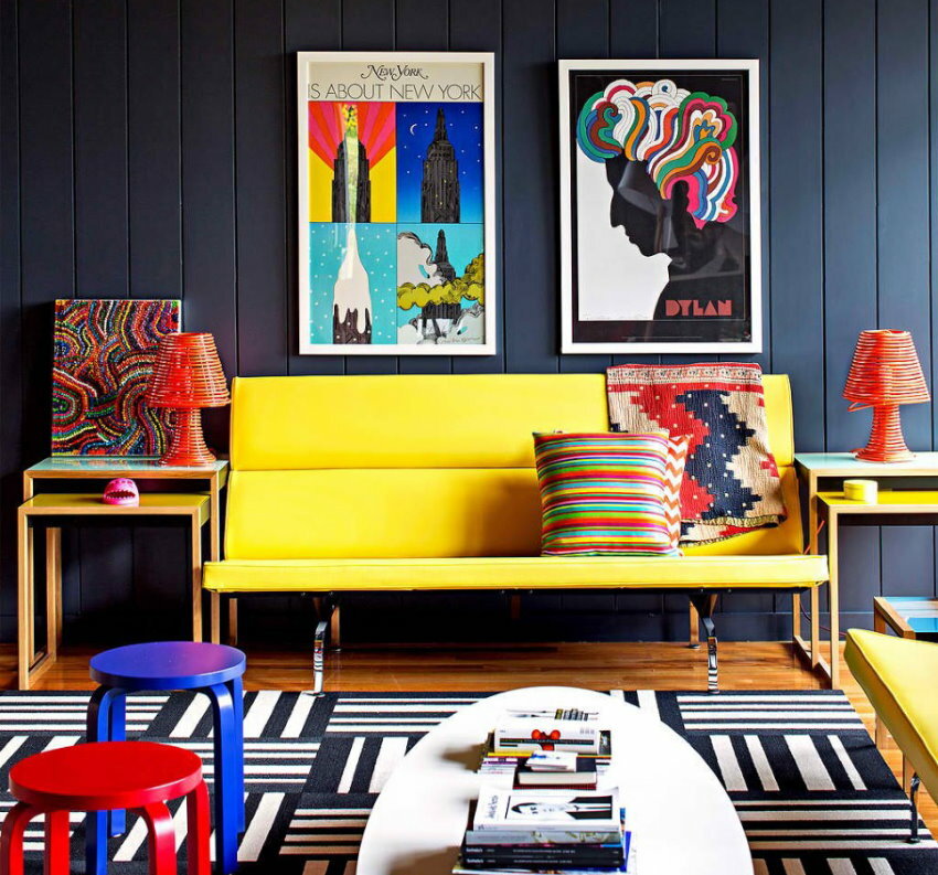 Žlutá pohovka ve stylu pop art obývacího pokoje