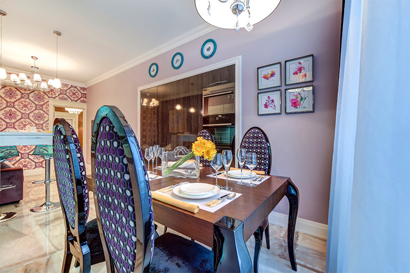 Las paredes del área de la cocina están decoradas con un tapete con colores brillantes.