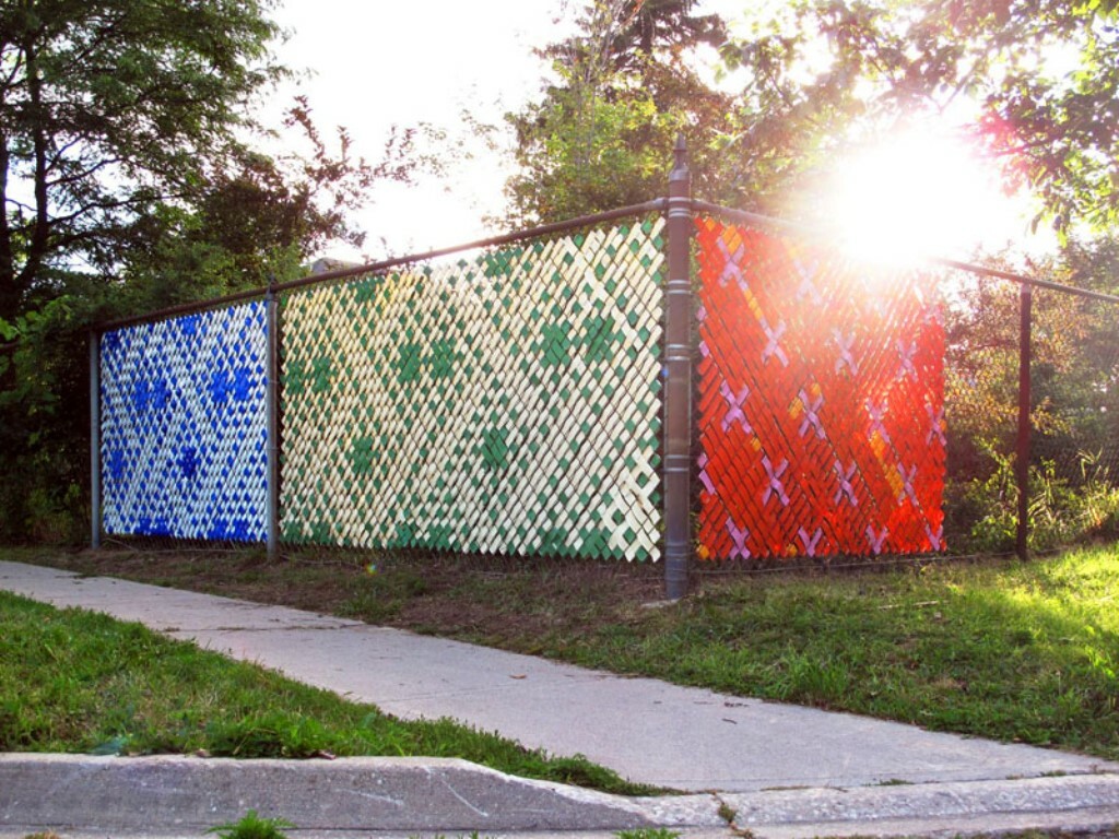 decoración de una valla hecha de cintas de malla