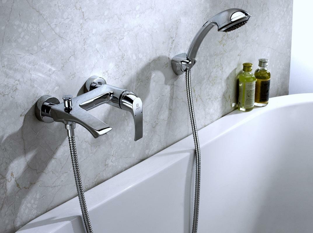 Kraanhoogte boven de badkamer: standaard of praktisch en gemak, interieurfoto