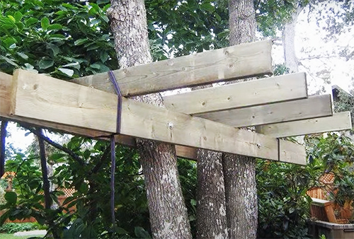 Kako zgraditi hišo na drevesu z lastnimi rokami: hitro, učinkovito in varno